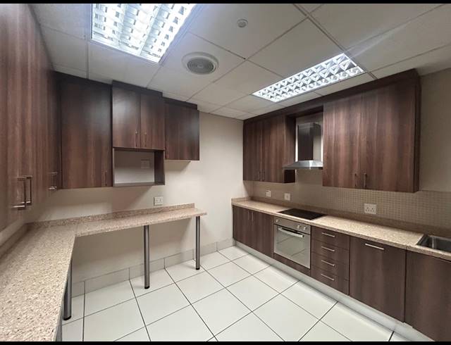 427M² OFFICE TO LET IN LYME PARK